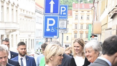 FOTO: První dáma v bílém kostýmku.