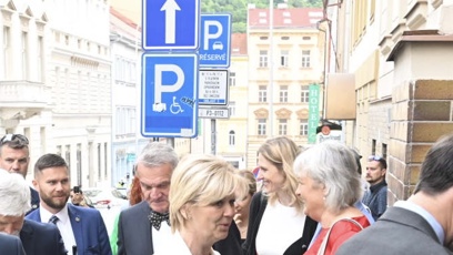 FOTO: Pavlová obula bílé elegantní mokasíny.