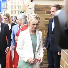 První dáma Eva Pavlová se obléká elegantně.