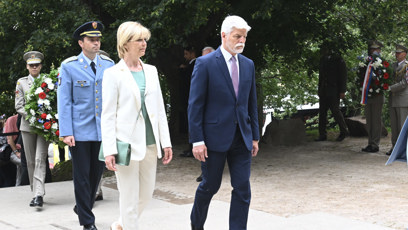 FOTO: Manželé Pavlovi na pietním shromáždění k uctění památky obětí komunismu.