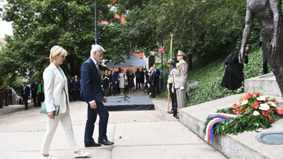 FOTO: Manželé Pavlovi na pietním shromáždění k uctění památky obětí komunismu.