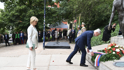 FOTO: Manželé Pavlovi na pietním shromáždění k uctění památky obětí komunismu.