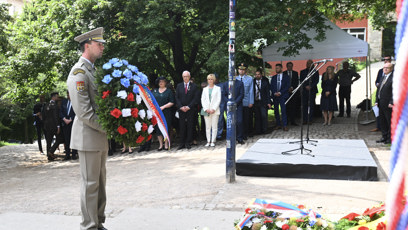 FOTO: Manželé Pavlovi na pietním shromáždění k uctění památky obětí komunismu.