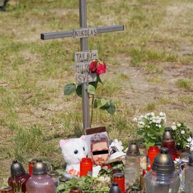 Pomníček na místě, kde přišel Nikolas o život.