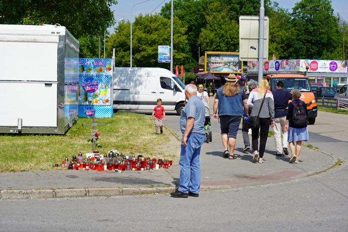 FOTO: Pomníček na místě, kde přišel Nikolas o život. – stránka 57