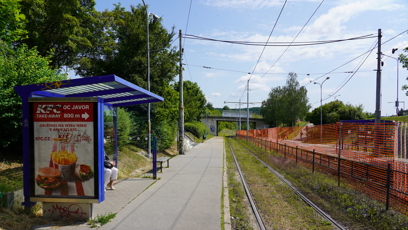 FOTO: Zastávka u brněnské přehrady, odkud vyšli oběť s útočníkem.