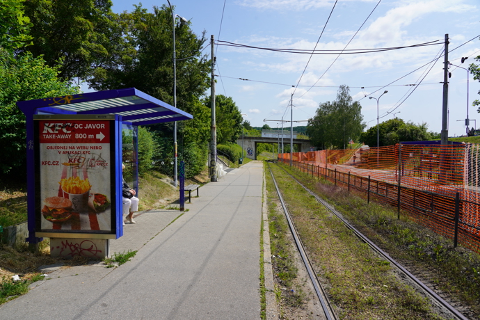 FOTO: Zastávka u brněnské přehrady, odkud vyšli oběť s útočníkem. – stránka 61