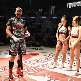 Porotcem "booty slapu" byl Robert Rosenberg. 