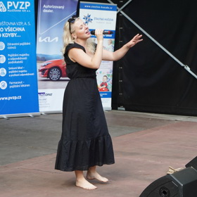 Zpěvačka Anna Slováčková zazpívala přítomným zdravotníkům