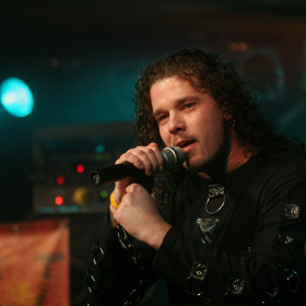 Jan Toužimský je zpěvák Arakainu