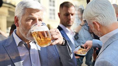 FOTO: Petr Pavel si užíval podvečer s lidmi.