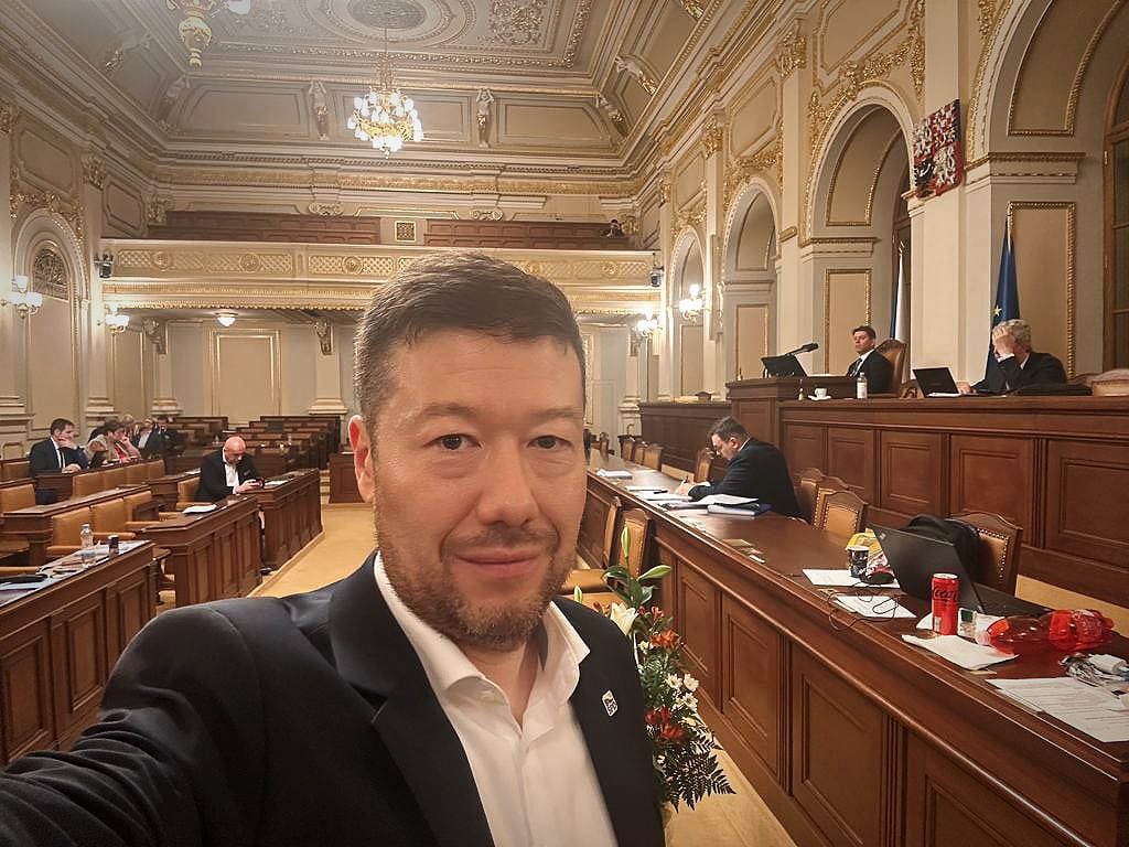 Ještě ve 23:45 bojujeme proti smlouvě o cizích vojenských základnách v ČR, chlubil se v úterý Tomio Okamura.