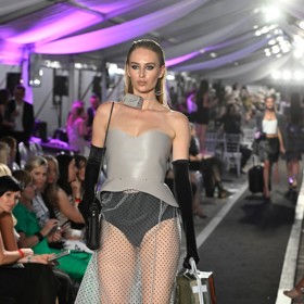 Nela Slováková: Ukázala v šatech zadeček, Andrea Verešová klín