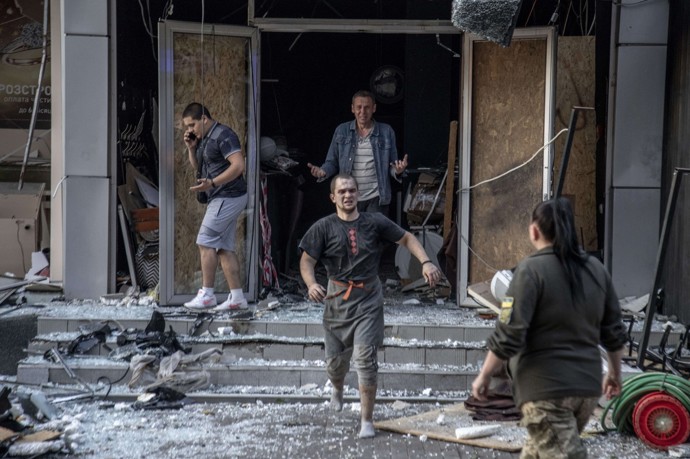 FOTO: Ruský krvavý útok na pizzerii v Kramatorsku. – stránka 393