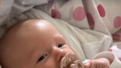 FOTO: Rozárka vypadá spokojeně, mamince ale dává zabrat