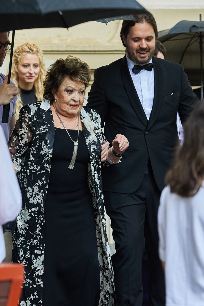 FOTO: Jiřinu doprovázel milovaný vnuk. – stránka 721