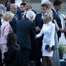 Prezident Petr Pavel spolu se svou ženou Evou prohodili pár slov s francouzským prezidentem Emmanuelem Macronem a jeho chotí Brigitte
