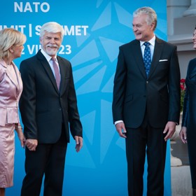 Prezident Petr Pavel držel svou ženu láskyplně za ruku