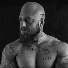 Štefan čekal na svůj první profesionální zápas MMA.