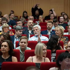 Petr Pavel usedl nenuceně v publiku. 