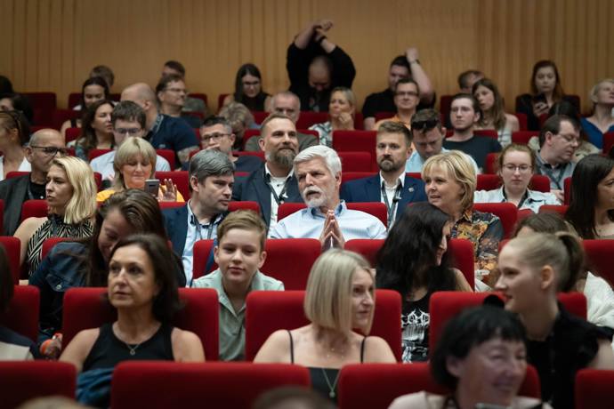 FOTO: Petr Pavel usedl nenuceně v publiku. – stránka 2605