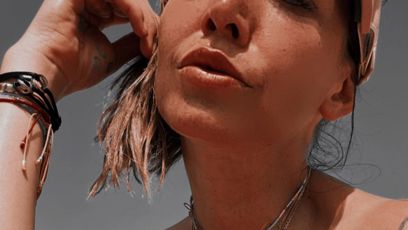 FOTO: Agáta vystavila u moře své vnady.