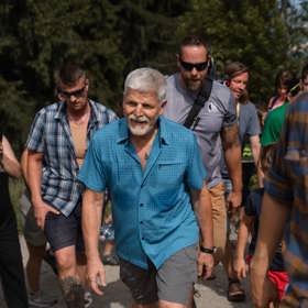 Petr Pavel s ochrankou v zádech.