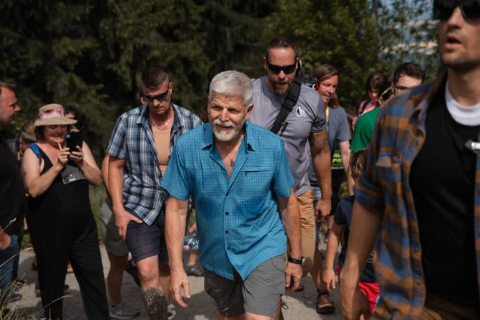 FOTO: Petr Pavel s ochrankou v zádech. – stránka 2552