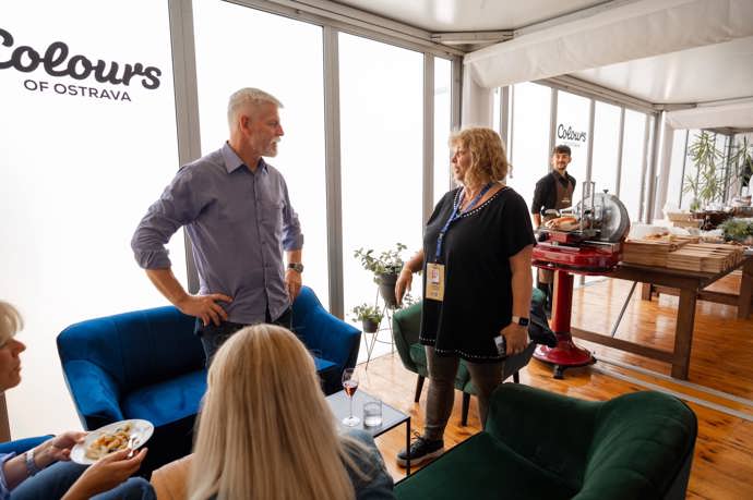 FOTO: Petr Pavel při setkání s ředitelkou festivalu Colours of Ostrava. – stránka 2535