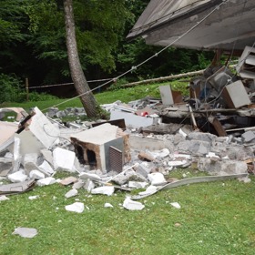 Pro zraněné přiletěly dva vrtulníky, vzhledem k terénu nemohly ovšem přistát a zdravotníci se spouštěli na laně