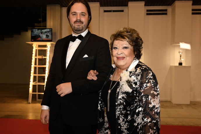 FOTO: Jiřina Bohdalová byla v dobrém rozmaru. – stránka 723