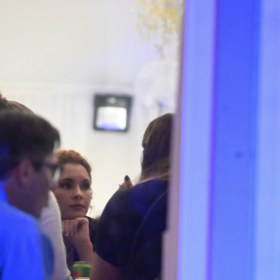 Celý večer pije nealko. 