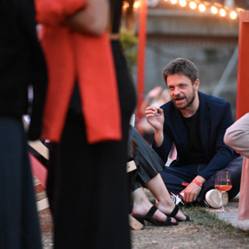 Jiří Mádl venku před barem.