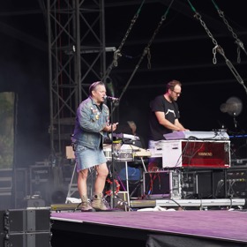 Zpěvák Matěj Ruppert zazpíval v sukni.