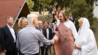 FOTO: Manželé Pavlovi si šli prohlédnout divadlo v Hořicích na Šumavě.