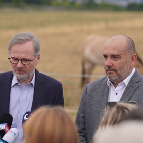 Premiér s ředitelem zoo před výběhem koní Převalského