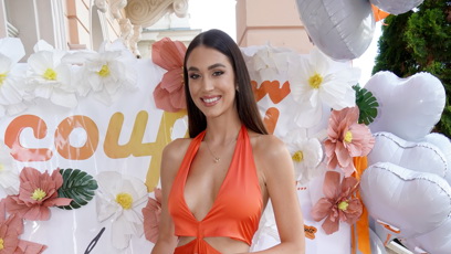 FOTO: Modelka Denisa Spergerová měla výstřihů hned několik.