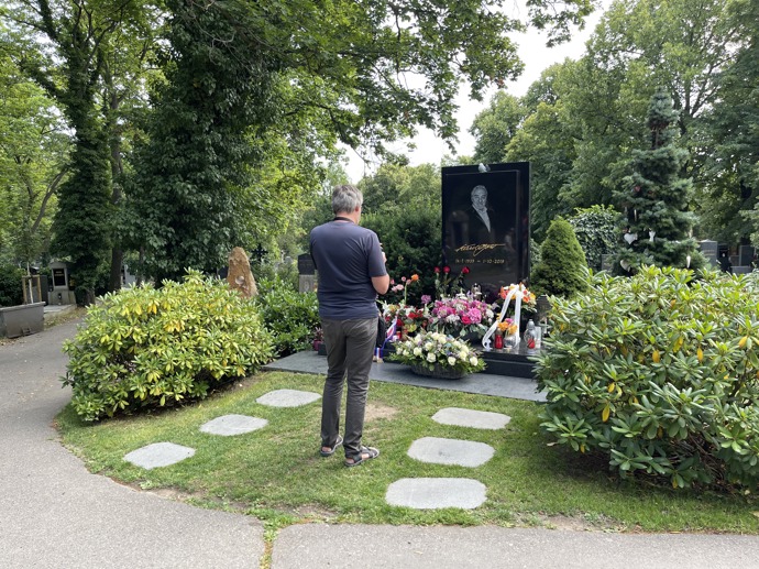 FOTO: Hrob Karla Gotta. – stránka 25