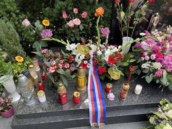 FOTO: Hrob Karla Gotta je zaplaven květinami a svíčkami. – stránka 24