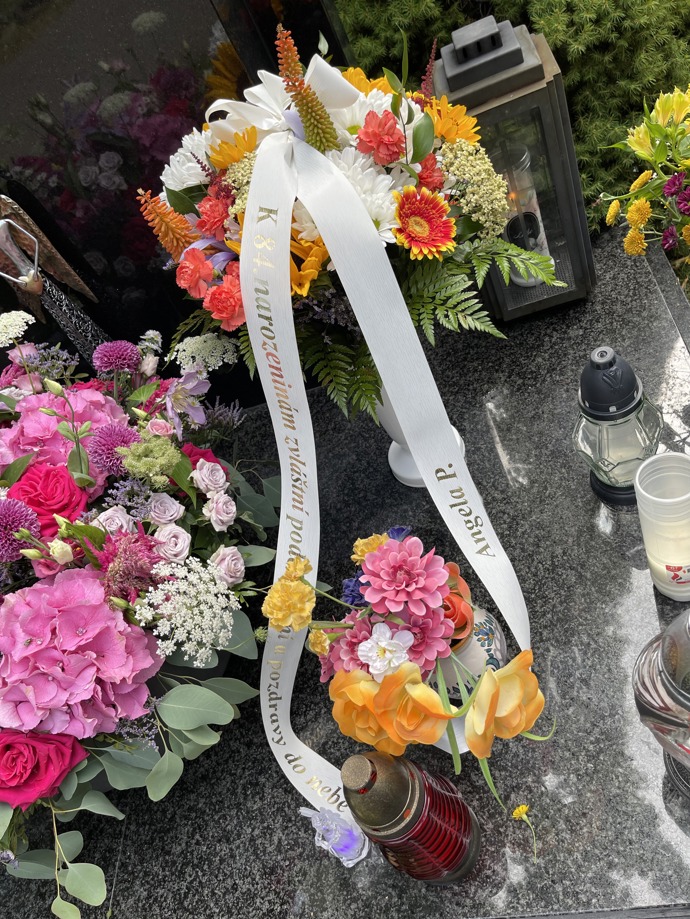 FOTO: Vzkaz mu donesla také Angela P. – stránka 16