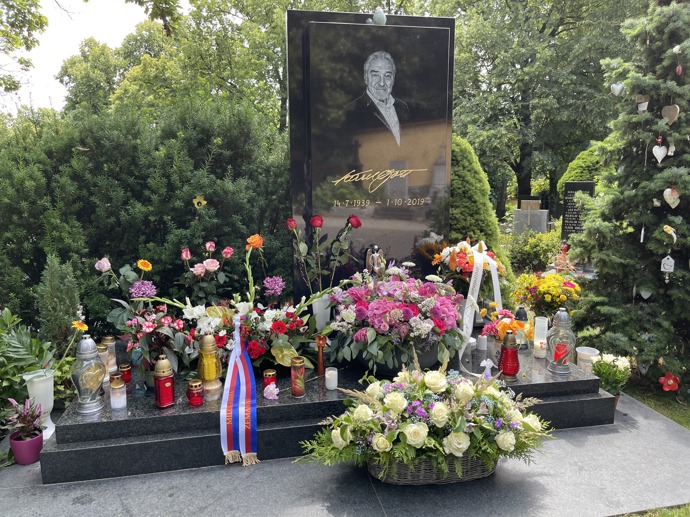 FOTO: Hrob v obležení květin. – stránka 14