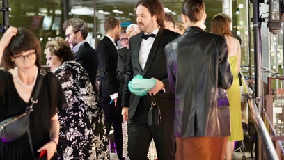 FOTO: Vnuk Jiřiny Bohdalové nesl z večírku výslužku.