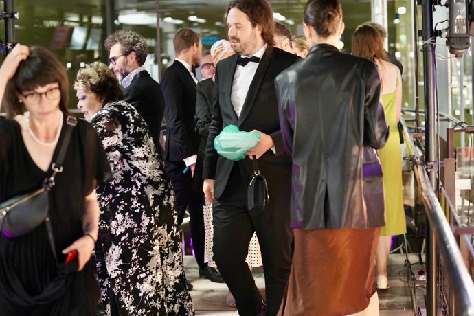 FOTO: Vnuk Jiřiny Bohdalové nesl z večírku výslužku. – stránka 720