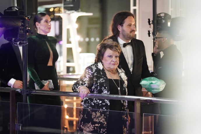 FOTO: Jiřina Bohdalová se svým vnukem, který ji doprovázel na slavnostní zahájení. – stránka 749