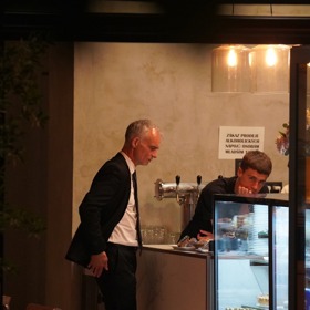 Ivan Trojan si na kolonádě zašel na drink do baru, který má otevřeno do ranních hodin