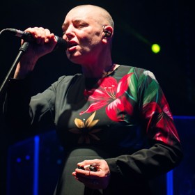 Sinéad během koncertu v Itálii v roce 2020