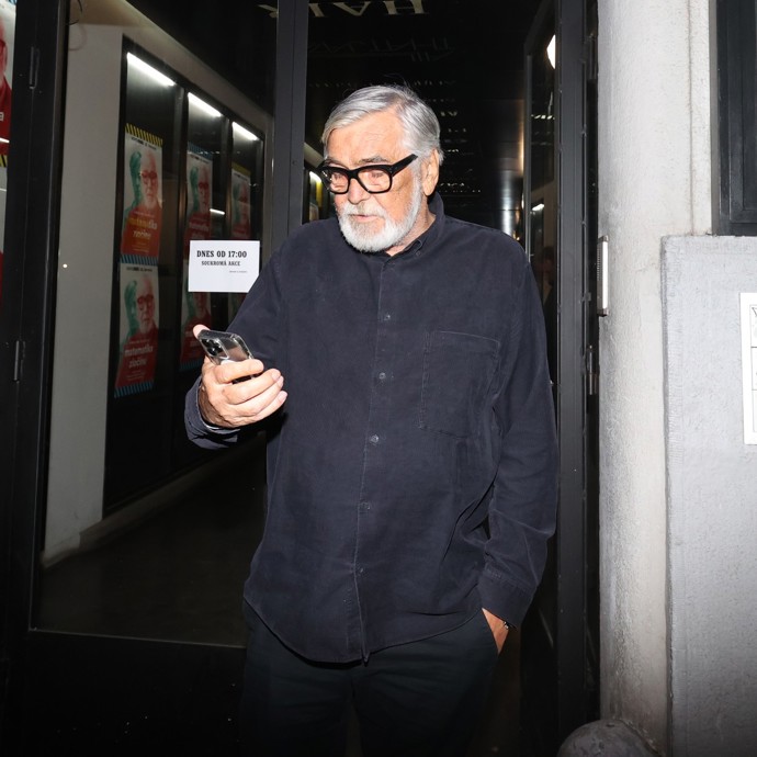 FOTO: Bartoška odcházel až po setmění. – stránka 688
