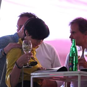 Pekarovou Adamovou velmi zaujala jakási brožura.