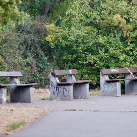 Tyhle lavičky jsou nepoužitelné