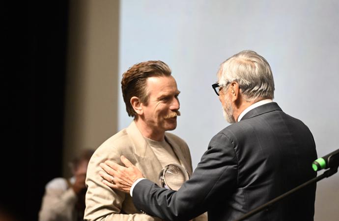 FOTO: Jiří Bartoška a Ewan McGregor. – stránka 733